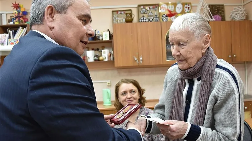 Главная картинка новости: Трех тружениц тыла наградили медалями от имени Президента России