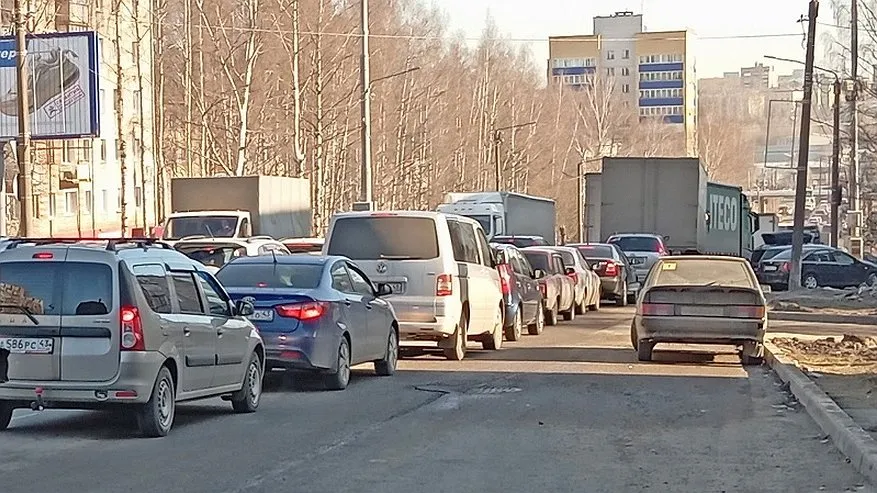 Главная картинка новости: “Всю ночь тарахтят под окнами”: костромичи жалуются на припаркованные в неположенных местах большегрузы