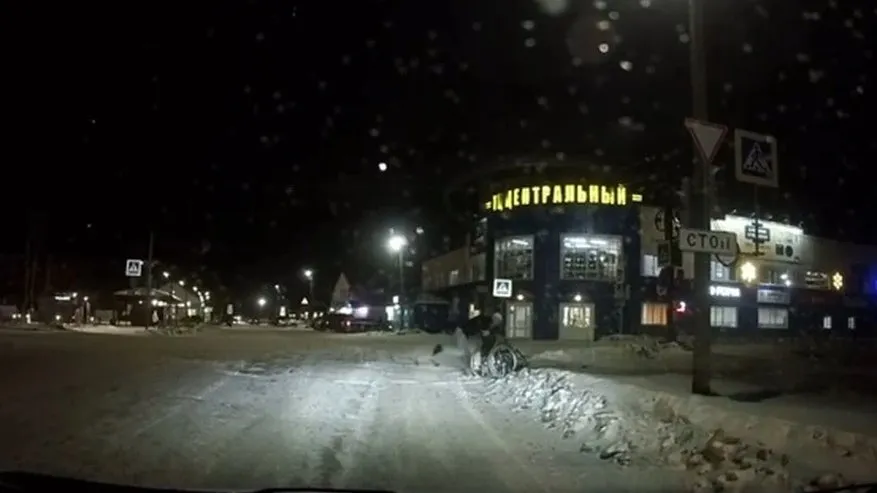 Главная картинка новости: В Буе снежный вал перед тротуаром поднял колясочника на ноги