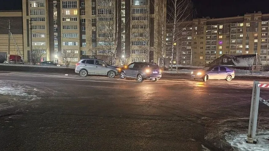Главная картинка новости: В Костроме при столкновении двух иномарок пострадал 6-летний мальчик