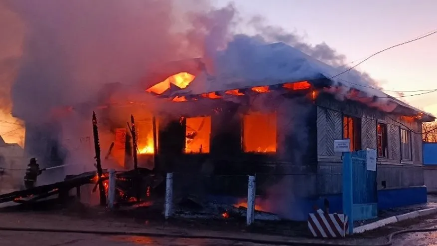 Главная картинка новости: В Костромской области женщина спалила целое здание ради кражи 6,5 тысяч рублей у своей матери