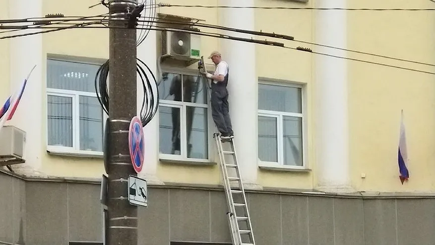 Главная картинка новости: В Костроме капающий кондиционер довел до страданий жительницу нижнего этажа одного из домов, а затем до суда