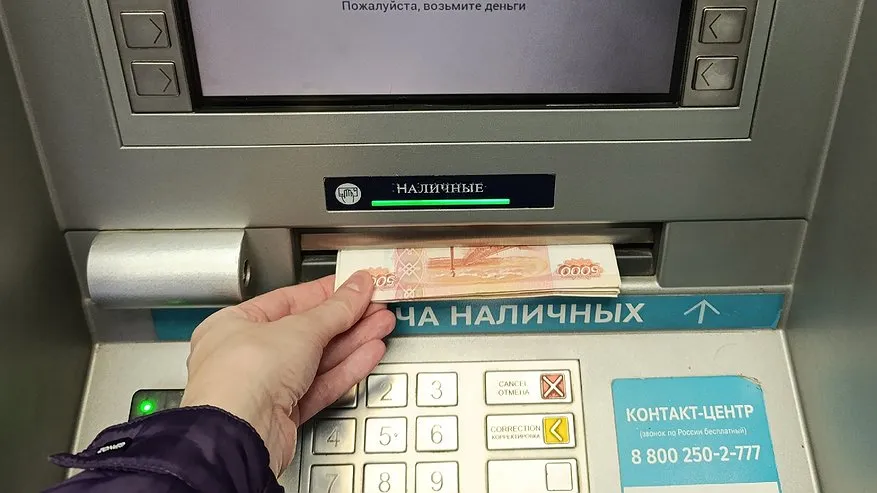Главная картинка новости: «С сегодняшнего дня – официальный запрет». Новое правило касается всех, кто снимает деньги с банковских карт