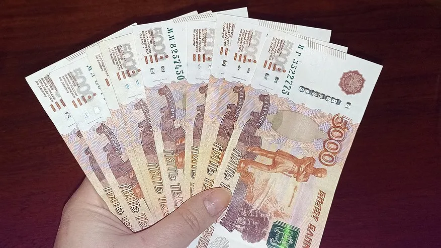 Главная картинка новости: Такие 5-тысячные купюры больше не примут в магазинах: расплатиться не получится уже в апреле