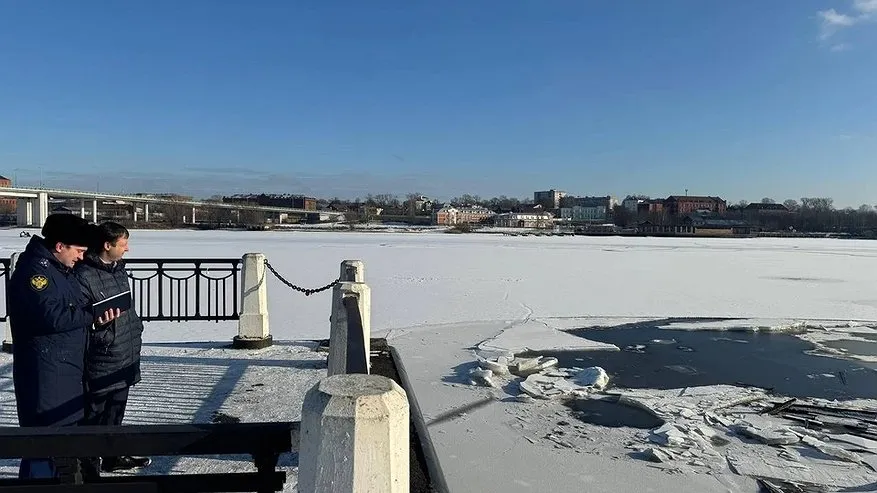 Главная картинка новости: В Костроме дебаркадер ушел под воду у стен Ипатьевского монастыря
