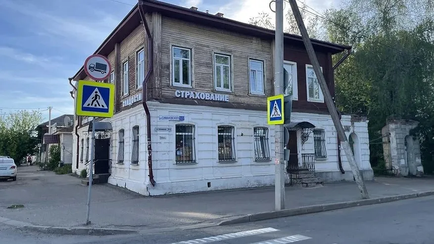 Главная картинка новости: В Костроме на улице Симановского тяжелая техника повредила ворота дома-памятника