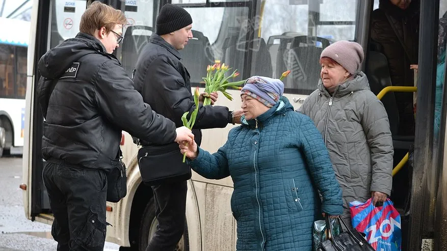 Главная картинка новости: Тюльпаны вместо билетов: костромские контролеры поздравили женщин с 8 Марта