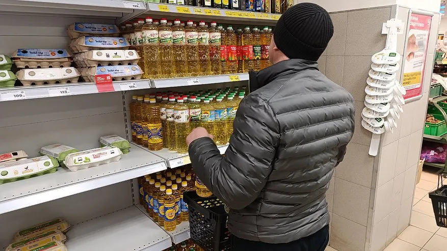 Главная картинка новости: Янтарная гадость в бутылке: это растительное масло точно нужно обходить стороной. Опубликован черный список Роскачества