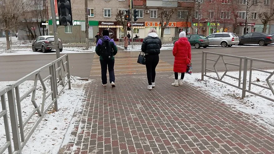 Главная картинка новости: В Костроме начал работать еще один проекционный пешеходный переход на Речном проспекте