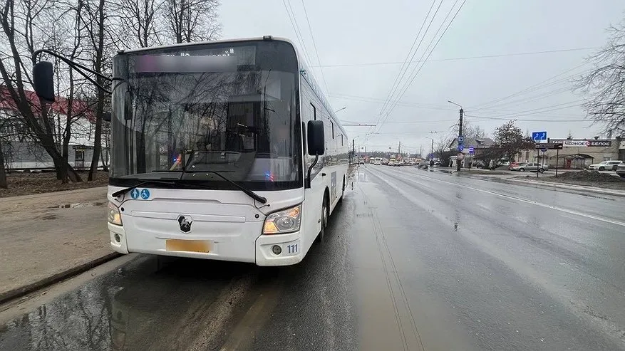 Главная картинка новости: В Костроме на Профсоюзной в салоне автобуса пострадала 75-летняя пенсионерка