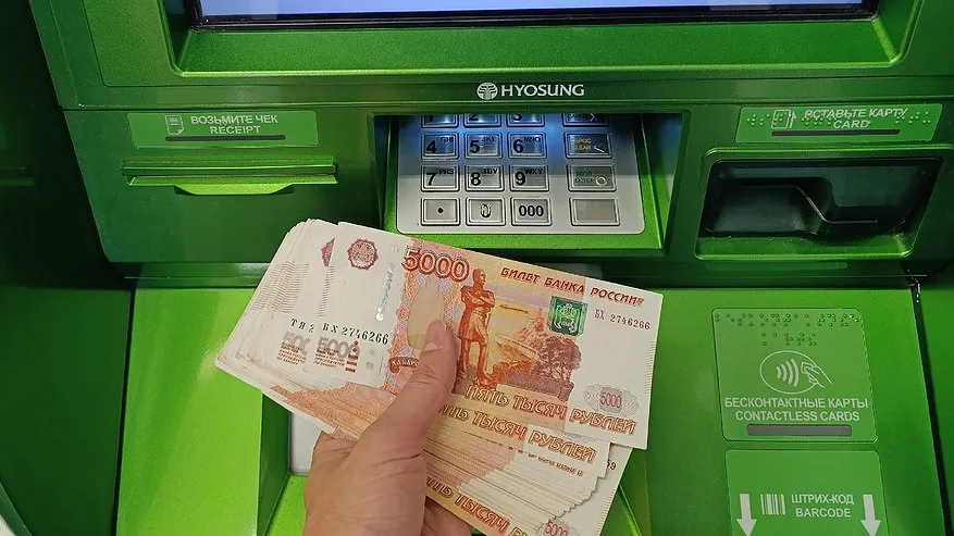 Главная картинка новости: Проверьте свою карту, там +10 000 рублей: кому в конце февраля придет новое пособие от СФР