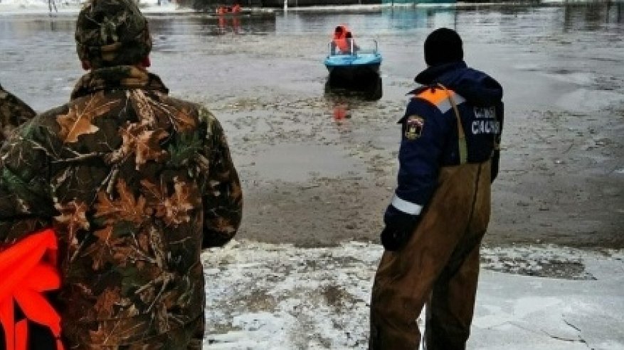 Спасатели на руках выносят жителей Солигалича из домов