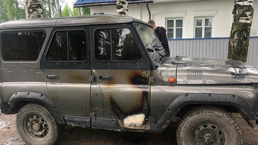 В Шарье обиженный работник поджёг машину начальника и снял на видео