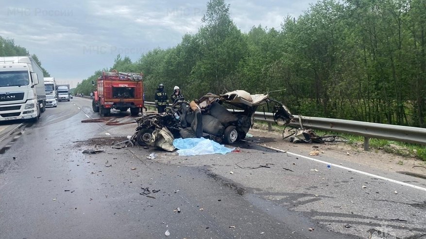 В жутком ДТП в Красносельском районе погиб водитель легковушки