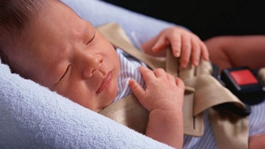 Сотрудники ГИБДД подарят новорожденным костромичкам автолюльки