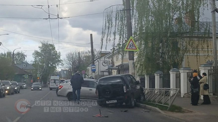 В центре Костромы столкнулись три автомобиля