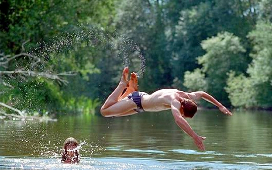 Покупаться в воде. Летом на речке. Лето речка. Купание на речке. Купаемся на речке.