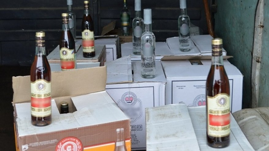 У костромского бутлегера изъяли около тысячи бутылок поддельного спиртного