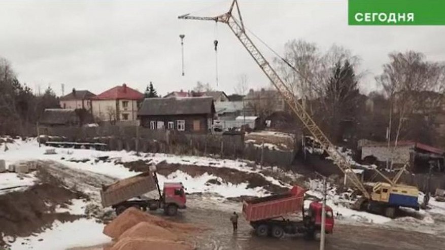 В центре Костромы уже полгода лежат кучи ядовитой земли. Репортаж канала НТВ