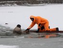 Спасатели вытащили из воды двух рыбаков