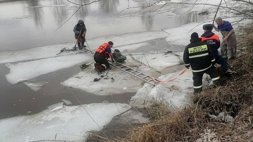 В Волгореченске спасатели сняли со льдины 84-летнего рыбака