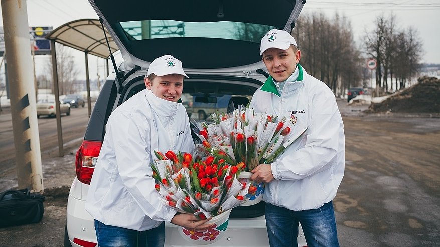 Цветочный патруль ŠKODA поздравил костромичек с 8 марта 