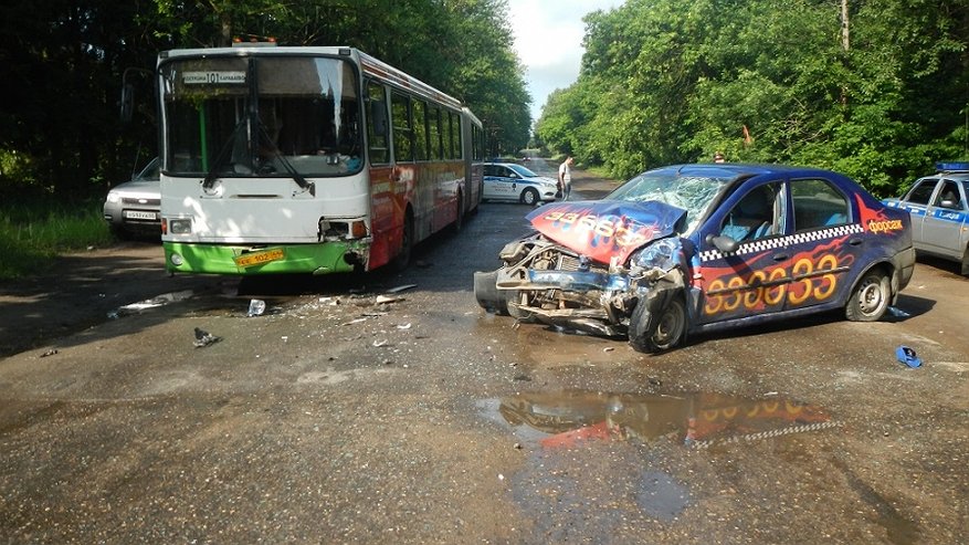 В Караваево в ДТП погиб 22-летний водитель такси, который ездил без прав
