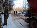 С костромских дорог продолжают усиленно вывозить снег, а дорожки посыпать песком