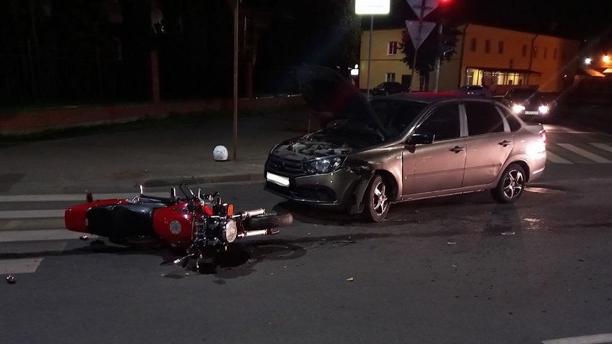 В Костроме мотоциклист спровоцировал аварию