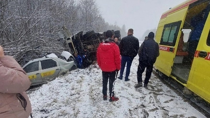 В Костромской области произошло двойное ДТП: один погибший и двое пострадавших