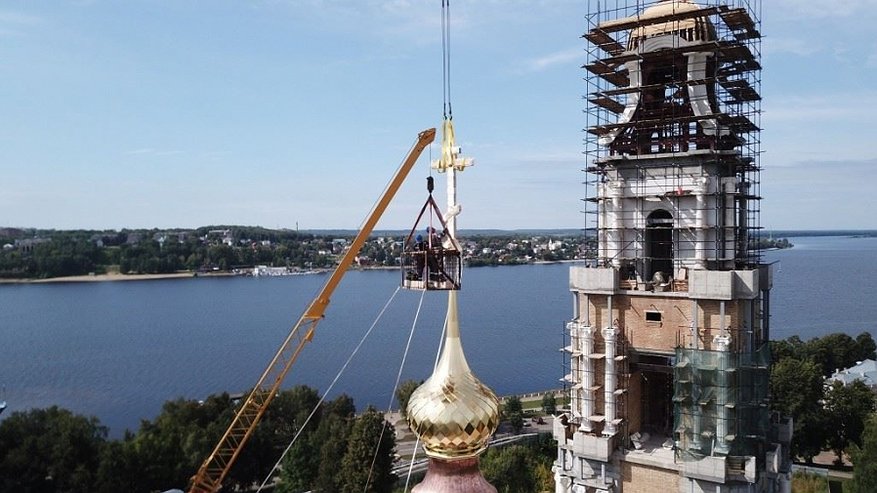 В Костроме установили крест на купол Богоявленского собора Кремля