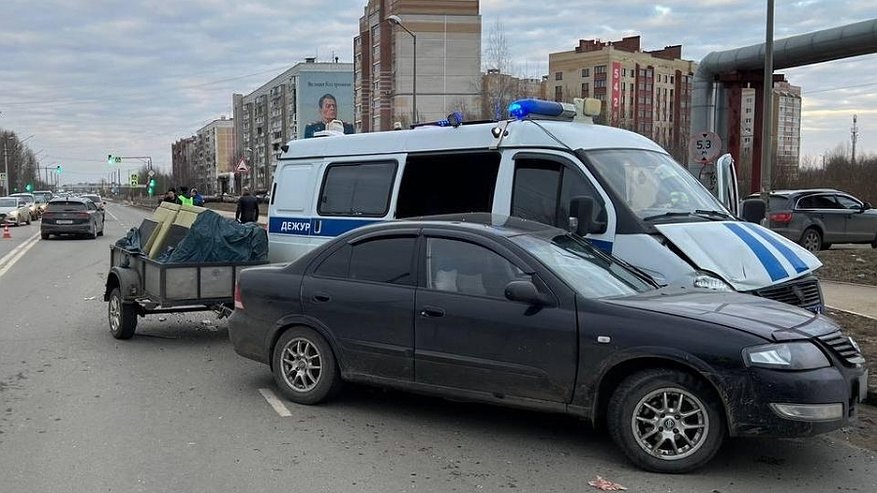 В Костроме водитель легковушки протаранил полицейский автомобиль
