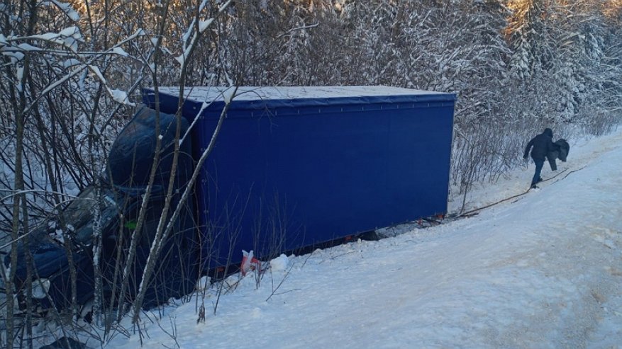 Сотрудники ДПС спасли водителя и пассажира из снежного плена