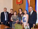 В Костроме 13 одаренным школьникам вручили муниципальные стипендии