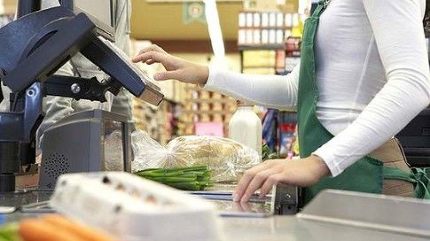 В некоторых костромских супермаркетах обвешивают и забывают менять ценники