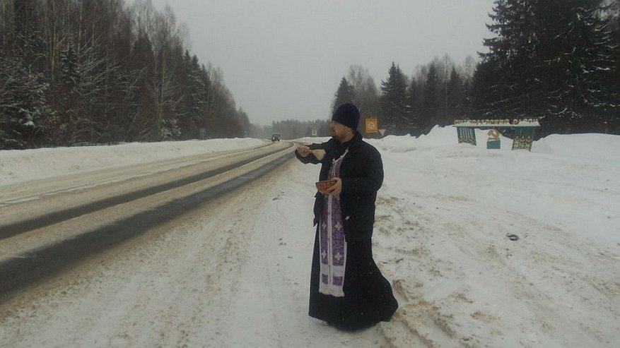 В Костромской области начали освящать аварийно-опасные участки дорог