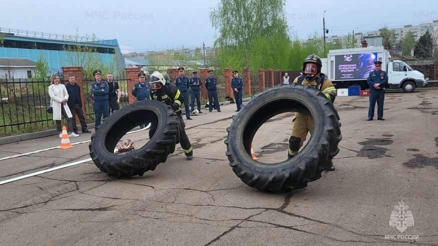 В Костроме выбрали самого быстрого и сильного пожарного