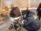 Полицейские украсили коляски шарьинских малышей светоотражателями