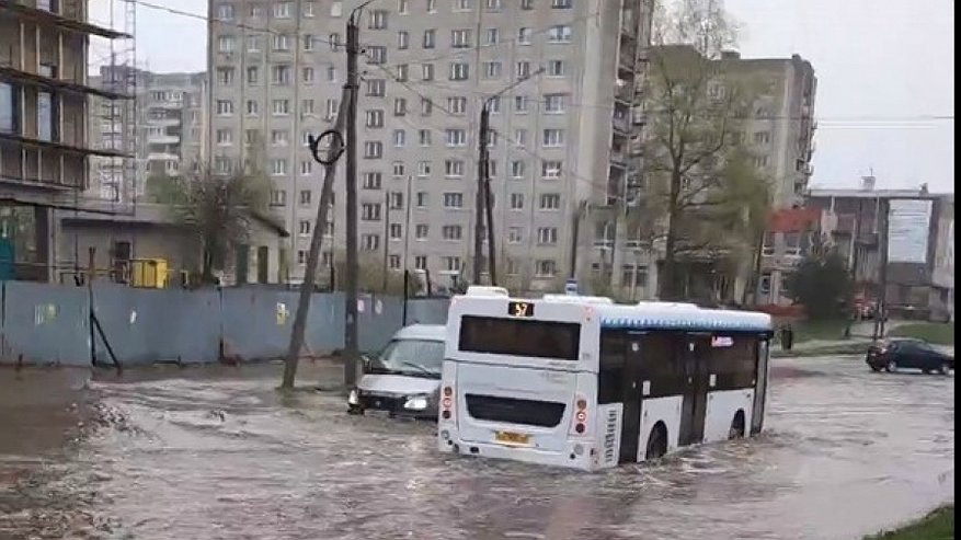 Кострома поплыла: соцсети заполонили видео затопленных улиц