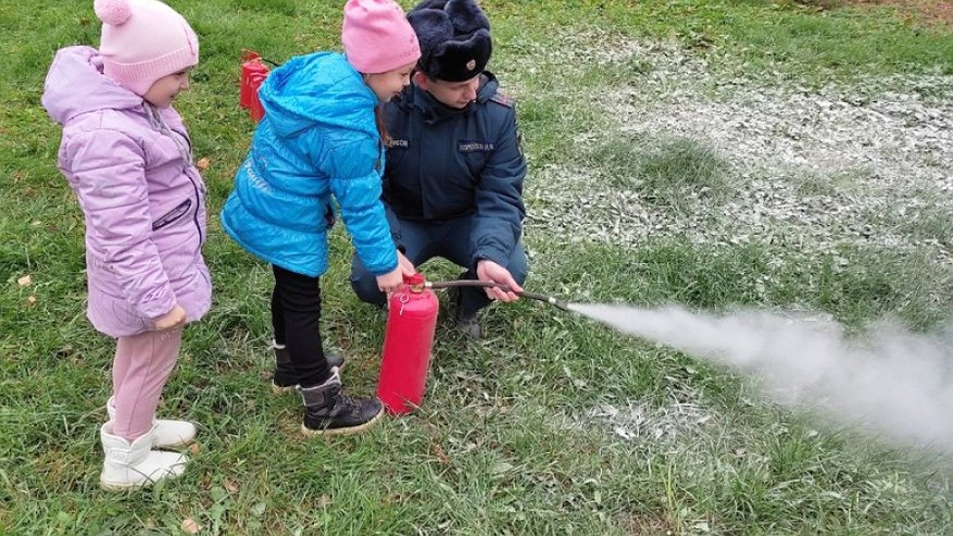 Нерехтских малышей научили пользоваться огнетушителем