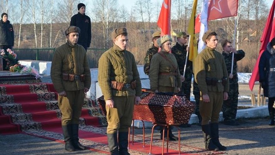 В Кадые захоронили останки солдат, погибших в 1943 году под Ленинградом