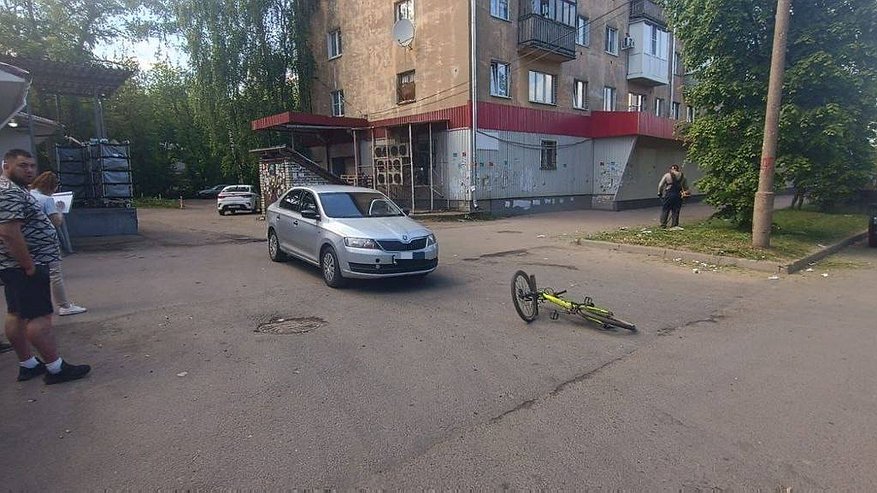 На улице Никитской юный велосипедист попал в ДТП прямо на тротуаре