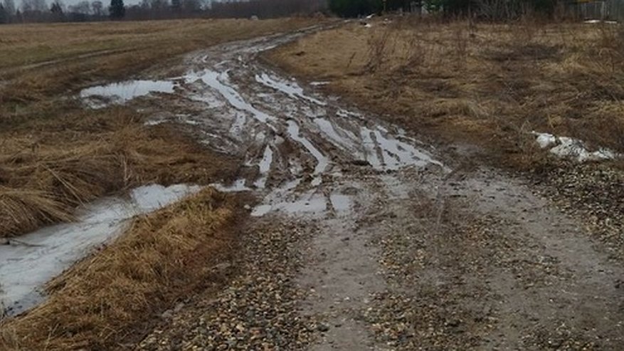 Дорогу к поселку в Костромском районе заставляет доделать прокуратура