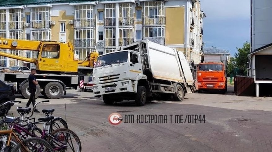 В Костроме застрявший в люке грузовик доставали краном