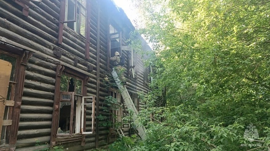 В Костроме снова пожар: загорелся нежилой деревянный дом