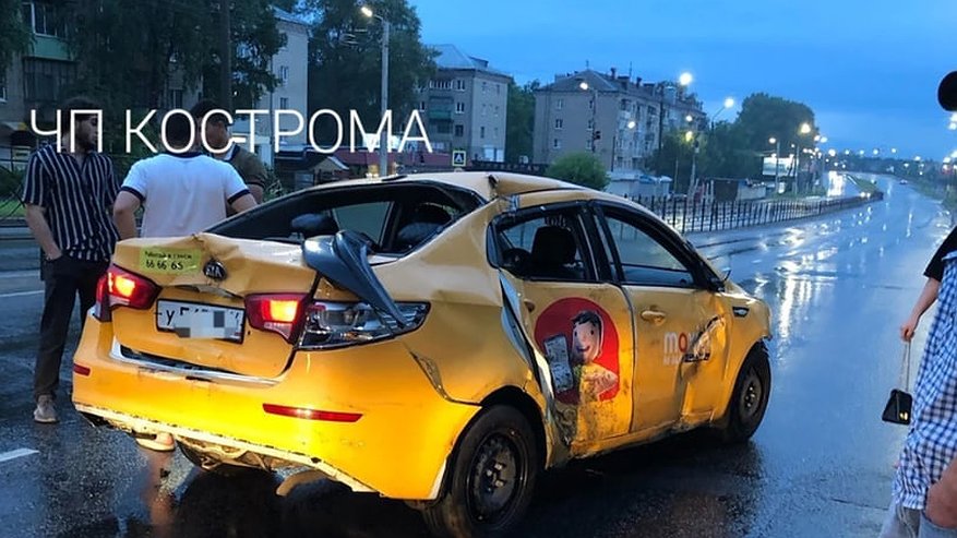 Таксист на большой скорости разнес железные ограждения в Костроме