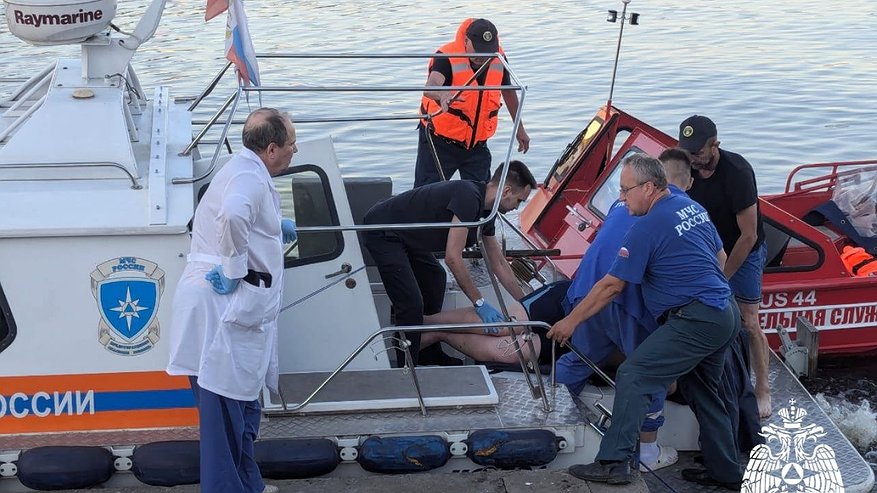 В Костроме спасатели вытащили из воды тонущего мужчину