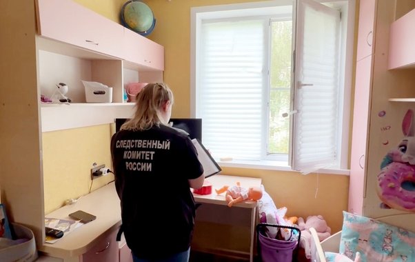 Женщина, сбросившая в Костроме с окна 3-летнюю дочку, тоже упала с балкона и сломала позвоночник