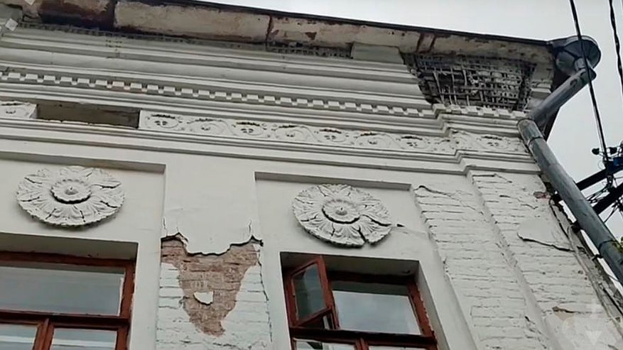 Главная картинка новости: Глава СК обратил внимание на плохое состояние старого дома в Костроме
