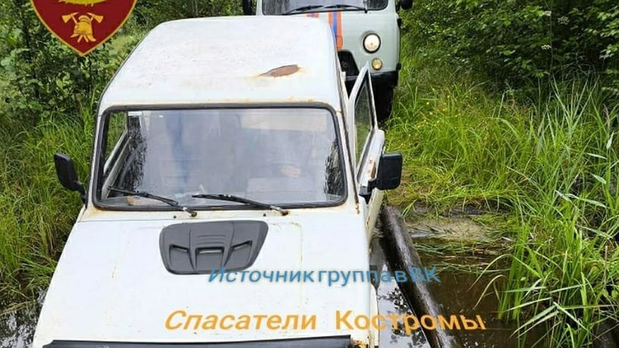Главная картинка новости: Спасатели выручили костромичку, застрявшую на джипе в лесу